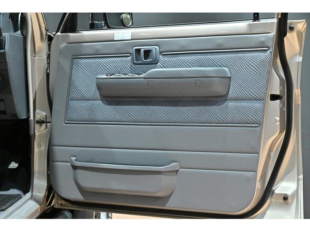 ランドクルーザー７０ バン　再販モデル／ＢＦグッドリッジＡＴタイヤ／ＪＡＯＳリアラダー／サイドステップ／ガナドールマフラー／オールドマンエミューステアリングダンパー／ＲＥＣＡＲＯセミバケットシート／ＲＥＡＬウッドステアリング（19枚目）