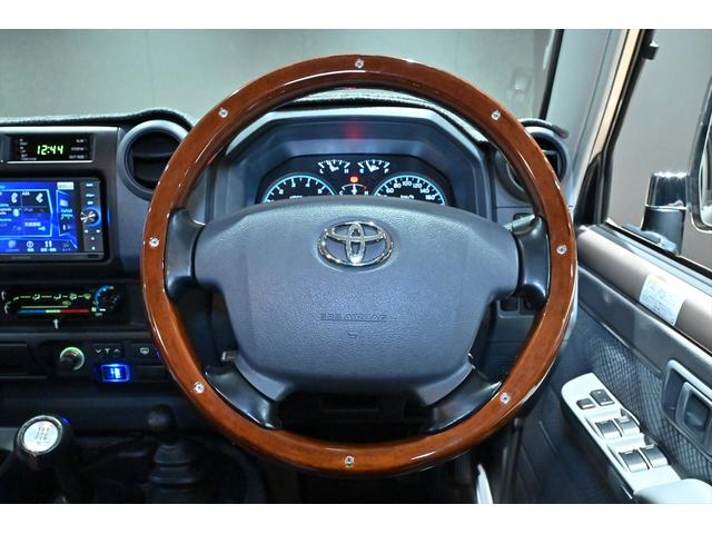 ランドクルーザー７０ バン　再販モデル／ＢＦグッドリッジＡＴタイヤ／ＪＡＯＳリアラダー／サイドステップ／ガナドールマフラー／オールドマンエミューステアリングダンパー／ＲＥＣＡＲＯセミバケットシート／ＲＥＡＬウッドステアリング（20枚目）