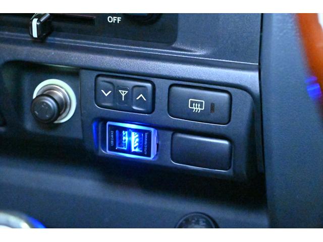 ランドクルーザー７０ バン　再販モデル／ＢＦグッドリッジＡＴタイヤ／ＪＡＯＳリアラダー／サイドステップ／ガナドールマフラー／オールドマンエミューステアリングダンパー／ＲＥＣＡＲＯセミバケットシート／ＲＥＡＬウッドステアリング（24枚目）