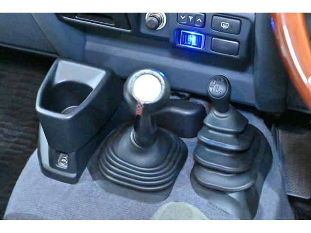 ランドクルーザー７０ バン　再販モデル／ＢＦグッドリッジＡＴタイヤ／ＪＡＯＳリアラダー／サイドステップ／ガナドールマフラー／オールドマンエミューステアリングダンパー／ＲＥＣＡＲＯセミバケットシート／ＲＥＡＬウッドステアリング（25枚目）