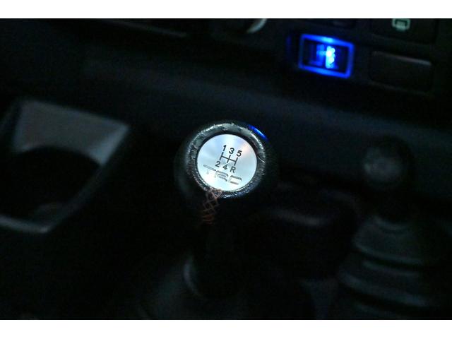 ランドクルーザー７０ バン　再販モデル／ＢＦグッドリッジＡＴタイヤ／ＪＡＯＳリアラダー／サイドステップ／ガナドールマフラー／オールドマンエミューステアリングダンパー／ＲＥＣＡＲＯセミバケットシート／ＲＥＡＬウッドステアリング（26枚目）