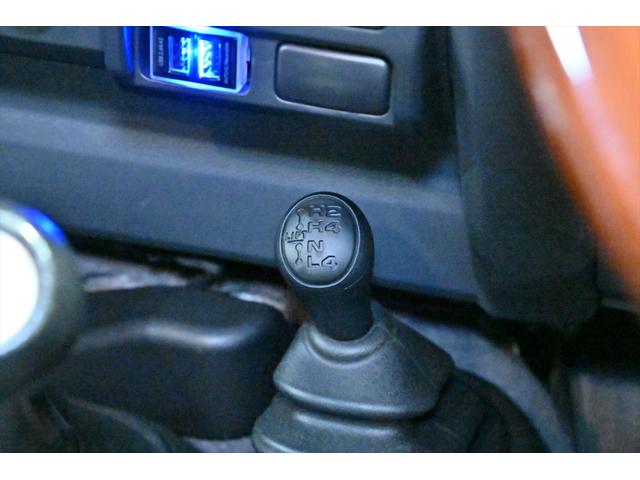 ランドクルーザー７０ バン　再販モデル／ＢＦグッドリッジＡＴタイヤ／ＪＡＯＳリアラダー／サイドステップ／ガナドールマフラー／オールドマンエミューステアリングダンパー／ＲＥＣＡＲＯセミバケットシート／ＲＥＡＬウッドステアリング（27枚目）