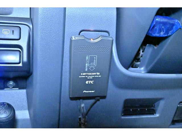 ランドクルーザー７０ バン　再販モデル／ＢＦグッドリッジＡＴタイヤ／ＪＡＯＳリアラダー／サイドステップ／ガナドールマフラー／オールドマンエミューステアリングダンパー／ＲＥＣＡＲＯセミバケットシート／ＲＥＡＬウッドステアリング（28枚目）