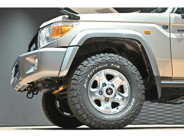 ランドクルーザー７０ バン　再販モデル／ＢＦグッドリッジＡＴタイヤ／ＪＡＯＳリアラダー／サイドステップ／ガナドールマフラー／オールドマンエミューステアリングダンパー／ＲＥＣＡＲＯセミバケットシート／ＲＥＡＬウッドステアリング（35枚目）