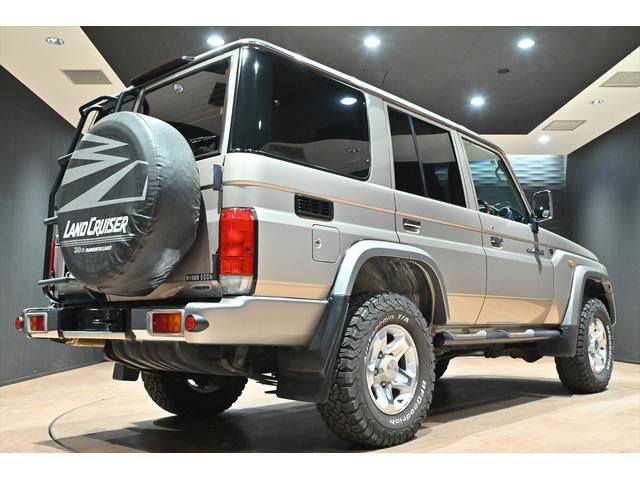 ランドクルーザー７０ バン　再販モデル／ＢＦグッドリッジＡＴタイヤ／ＪＡＯＳリアラダー／サイドステップ／ガナドールマフラー／オールドマンエミューステアリングダンパー／ＲＥＣＡＲＯセミバケットシート／ＲＥＡＬウッドステアリング（41枚目）