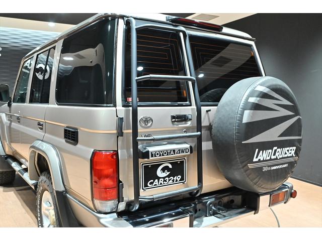 ランドクルーザー７０ バン　再販モデル／ＢＦグッドリッジＡＴタイヤ／ＪＡＯＳリアラダー／サイドステップ／ガナドールマフラー／オールドマンエミューステアリングダンパー／ＲＥＣＡＲＯセミバケットシート／ＲＥＡＬウッドステアリング（43枚目）