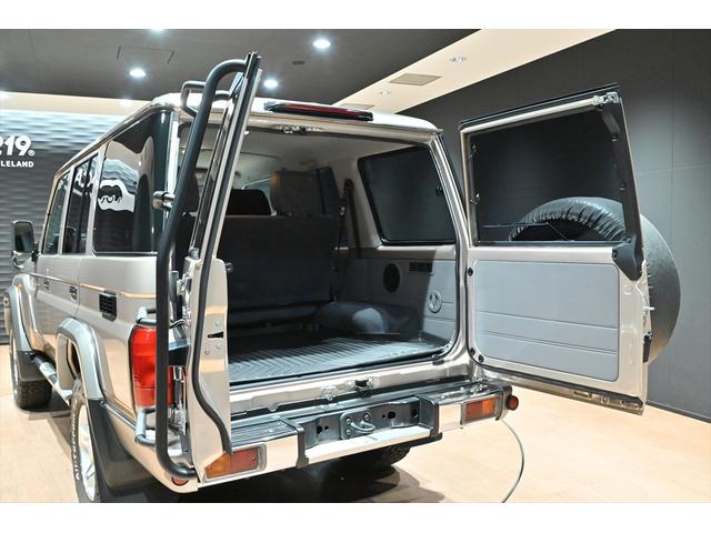 ランドクルーザー７０ バン　再販モデル／ＢＦグッドリッジＡＴタイヤ／ＪＡＯＳリアラダー／サイドステップ／ガナドールマフラー／オールドマンエミューステアリングダンパー／ＲＥＣＡＲＯセミバケットシート／ＲＥＡＬウッドステアリング（48枚目）