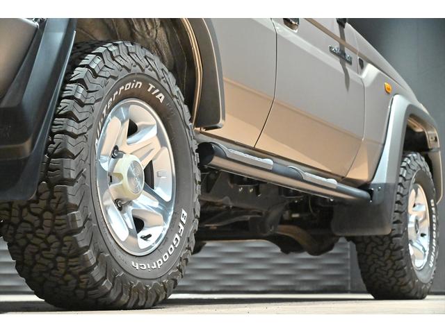 ランドクルーザー７０ バン　再販モデル／ＢＦグッドリッジＡＴタイヤ／ＪＡＯＳリアラダー／サイドステップ／ガナドールマフラー／オールドマンエミューステアリングダンパー／ＲＥＣＡＲＯセミバケットシート／ＲＥＡＬウッドステアリング（54枚目）