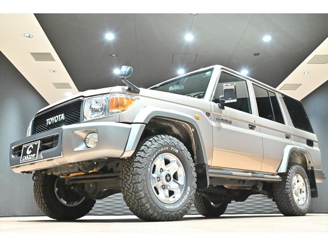 ランドクルーザー７０ バン　再販モデル／ＢＦグッドリッジＡＴタイヤ／ＪＡＯＳリアラダー／サイドステップ／ガナドールマフラー／オールドマンエミューステアリングダンパー／ＲＥＣＡＲＯセミバケットシート／ＲＥＡＬウッドステアリング（57枚目）