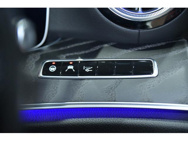 Eクラス E200 クーペ スポーツ パノラマスライディングル-フ/赤・黒革シ-ト/シ-トヒ-タ-/アンビエント/ブルメスタ/純正ナビ/フルセグ/全方位カメラ/ヘッドアップディスプレイ/BSM/レザーPKG/エアバランスPKG/ETC/(28枚目)