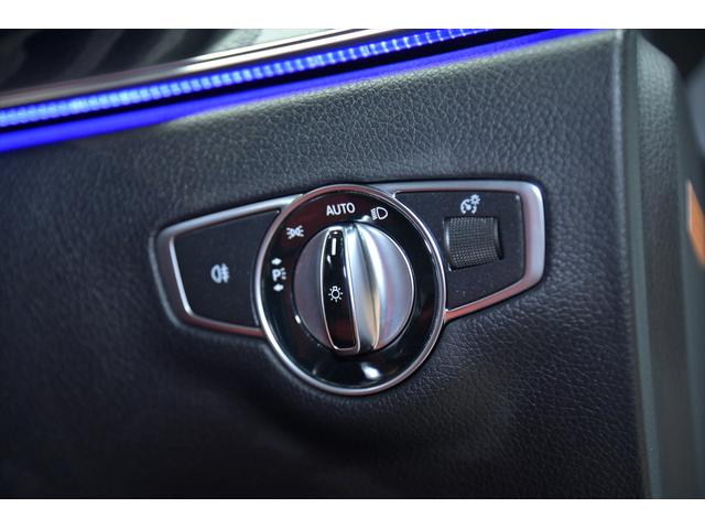 Eクラス E200 クーペ スポーツ パノラマスライディングル-フ/赤・黒革シ-ト/シ-トヒ-タ-/アンビエント/ブルメスタ/純正ナビ/フルセグ/全方位カメラ/ヘッドアップディスプレイ/BSM/レザーPKG/エアバランスPKG/ETC/(29枚目)