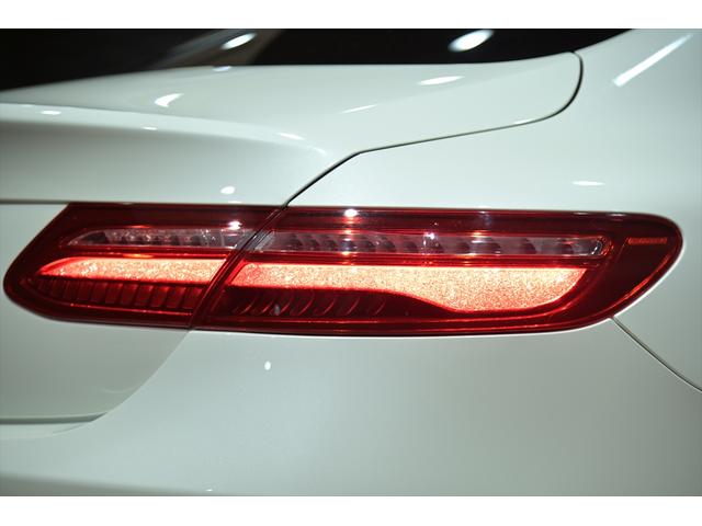 Eクラス E200 クーペ スポーツ パノラマスライディングル-フ/赤・黒革シ-ト/シ-トヒ-タ-/アンビエント/ブルメスタ/純正ナビ/フルセグ/全方位カメラ/ヘッドアップディスプレイ/BSM/レザーPKG/エアバランスPKG/ETC/(70枚目)