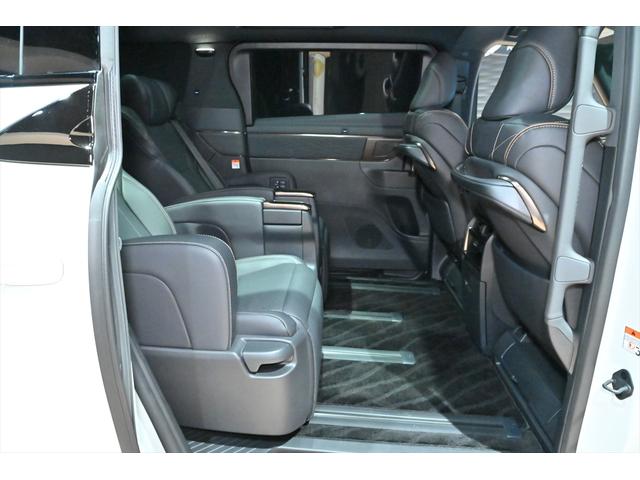 ヴェルファイアハイブリッド Ｚ　プレミア　黒革／モデリスタエアロ（Ｆ・Ｓ・Ｒ）／モデリスタマフラー／シグネチャーイルミブレード／イルミルーフスポイラー／サイドエンブレムイルミ／ピラーライト／ディスプレイオーディオ／リアモニター／ＥＴＣ／全方位（23枚目）