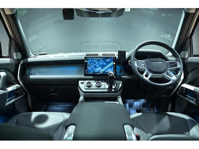 ディフェンダー 130SE D300 ワンオーナー/ブラックアウト/新品ジオランダーX-ATタイヤ/スライディングサンル-フ/メリディアンサウンド/純正エアサス/黒革シート/ブラインドスポット/サイドステップ/純正ナビ/全方位カメラ(12枚目)