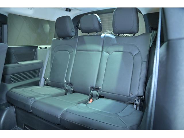 ディフェンダー 130SE D300 ワンオーナー/ブラックアウト/新品ジオランダーX-ATタイヤ/スライディングサンル-フ/メリディアンサウンド/純正エアサス/黒革シート/ブラインドスポット/サイドステップ/純正ナビ/全方位カメラ(25枚目)