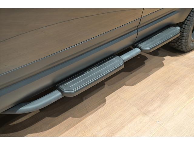 ディフェンダー 130SE D300 ワンオーナー/ブラックアウト/新品ジオランダーX-ATタイヤ/スライディングサンル-フ/メリディアンサウンド/純正エアサス/黒革シート/ブラインドスポット/サイドステップ/純正ナビ/全方位カメラ(53枚目)