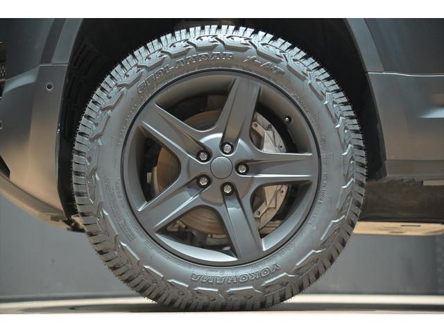 ディフェンダー 130SE D300 ワンオーナー/ブラックアウト/新品ジオランダーX-ATタイヤ/スライディングサンル-フ/メリディアンサウンド/純正エアサス/黒革シート/ブラインドスポット/サイドステップ/純正ナビ/全方位カメラ(65枚目)