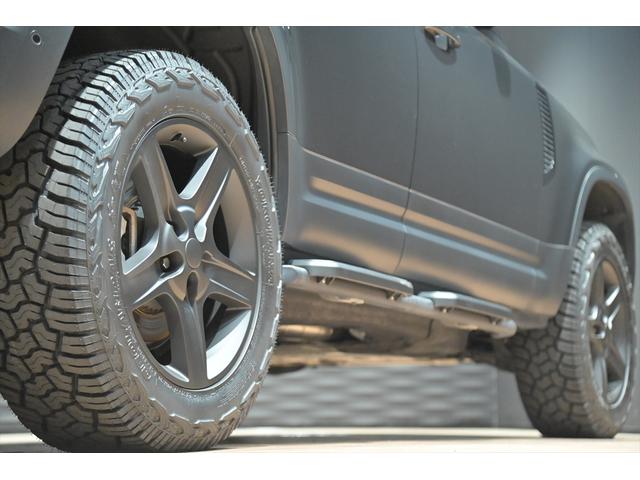 ディフェンダー 130SE D300 ワンオーナー/ブラックアウト/新品ジオランダーX-ATタイヤ/スライディングサンル-フ/メリディアンサウンド/純正エアサス/黒革シート/ブラインドスポット/サイドステップ/純正ナビ/全方位カメラ(66枚目)