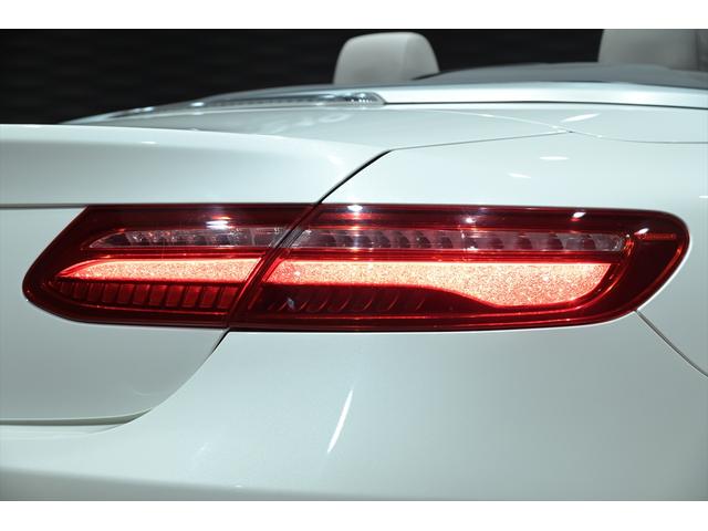 Eクラス E200 カブリオレ スポーツ 白革/シートヒーター/エアバランスPKG/BSM/HUD/純正HDDナビ/フルセグTV/全方位カメラ/カープレイ/アンビエントライト/ETC/ブルメスターサウンド/純正19インチAW/LEDライト(56枚目)