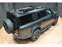 ディフェンダー 130SE D300 ワンオーナー/ブラックアウト/新品ジオランダーX-ATタイヤ/スライディングサンル-フ/メリディアンサウンド/純正エアサス/黒革シート/ブラインドスポット/サイドステップ/純正ナビ/全方位カメラ(8枚目)