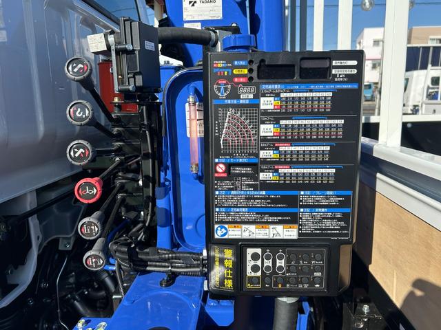 キャンター 　３．０ＤＥ－ＴＢワイド超ロング５段クレーンタダノ製２．９３ｔ吊３．２ｔ積載　ロープ穴３対　転倒安全警報装置　ラジコン付　ブーム、アウトリガー未格納警告　サイドマーカー灯　液晶メーター　坂道発進補助装置（12枚目）