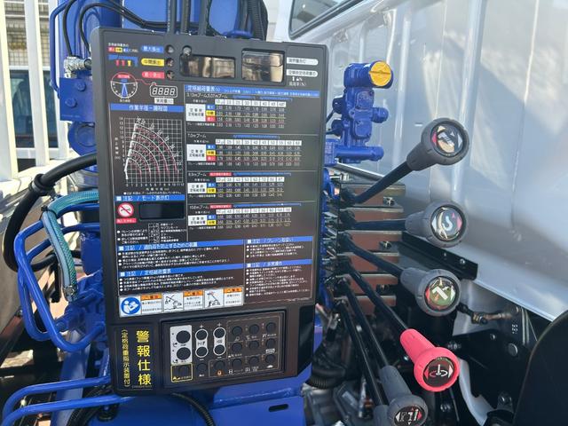 キャンター 　３．０ＤＥ－ＴＢワイド超ロング５段クレーンタダノ製２．９３ｔ吊３．２ｔ積載　ロープ穴３対　転倒安全警報装置　ラジコン付　ブーム、アウトリガー未格納警告　サイドマーカー灯　液晶メーター　坂道発進補助装置（13枚目）