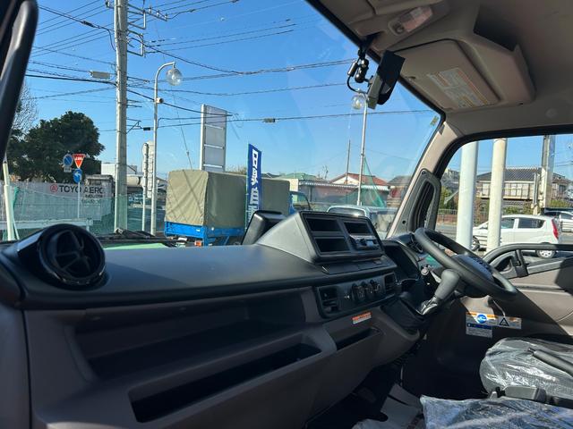 キャンター 　３．０ＤＥ－ＴＢワイド超ロング５段クレーンタダノ製２．９３ｔ吊３．２ｔ積載　ロープ穴３対　転倒安全警報装置　ラジコン付　ブーム、アウトリガー未格納警告　サイドマーカー灯　液晶メーター　坂道発進補助装置（20枚目）