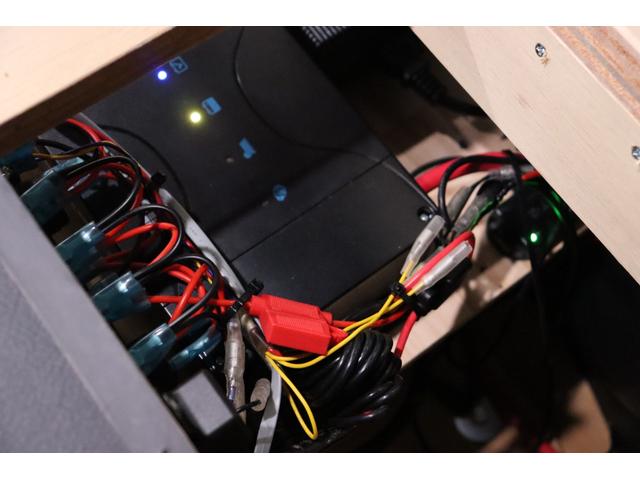 ハイエースバン 　ＦＬＥＸオーバーフェンダー／社外フロントリップ／アルパインＢＩＧＸ／フリップダウンモニター／クルーズコントロール／ベッドキット／ドライブレコーダー／２０００ｗインバーター／リン酸鉄ツインバッテリー（40枚目）