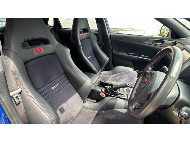 インプレッサ ＷＲＸ　ＳＴｉ　６速ＭＴ／タイベル交換済み／ＨＫＳマフラー／純正ナビ／バックカメラ／フルセグＴＶ／Ｂｌｕｅｔｏｏｔｈ／ＡＤＶＡＮ１８インチアルミ／スマートキー（16枚目）