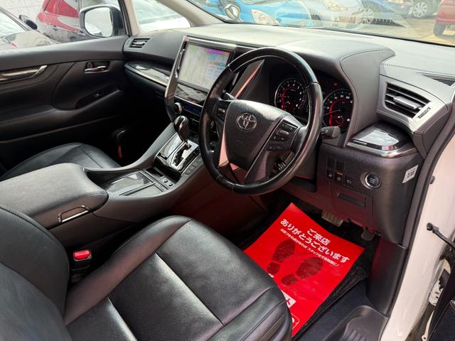 アルファード ２．５Ｓ　Ｃパッケージ　フリップダウンモニター／サンルーフ／ＡＬＰＩＮＥデジタルミラー／バックカメラ／純正ナビ／Ｂｌｕｅｔｏｏｔｈ／フルセグＴＶ／シートメモリー／両側パワスラ／オットマン／アンビエントライト／ＡＴテールゲート（4枚目）