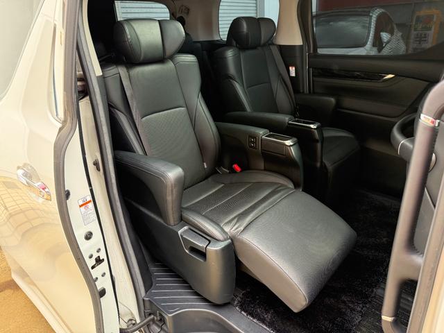 アルファード ２．５Ｓ　Ｃパッケージ　フリップダウンモニター／サンルーフ／ＡＬＰＩＮＥデジタルミラー／バックカメラ／純正ナビ／Ｂｌｕｅｔｏｏｔｈ／フルセグＴＶ／シートメモリー／両側パワスラ／オットマン／アンビエントライト／ＡＴテールゲート（28枚目）