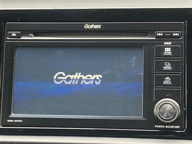 フィット ホーム　前後コーナーセンサー　　純正オーディオ　　ＡＭ　　ＦＭ　　ＣＤ　　ＢＴ　　ＴＶ　　バックカメラ　　レーダークルーズコントロール　　横滑り防止装置　　アイドリングストップ　　ＬＥＤライト　　オートライト（4枚目）