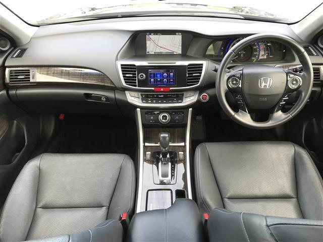 アコードハイブリッド ＬＸ　純正ナビ／フルセグ／ＤＶＤ／ＣＤ／ＢＴ　バックカメラ　ビルトインＥＴＣ　クルコン　黒革シート　パワーシート　Ｄ席メモリーシート　シートヒーター　ＬＥＤライト　フォグ　純正１７ＡＷ　プッシュスタート（2枚目）