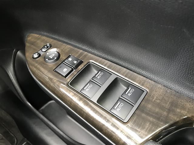 アコードハイブリッド ＬＸ　純正ナビ／フルセグ／ＤＶＤ／ＣＤ／ＢＴ　バックカメラ　ビルトインＥＴＣ　クルコン　黒革シート　パワーシート　Ｄ席メモリーシート　シートヒーター　ＬＥＤライト　フォグ　純正１７ＡＷ　プッシュスタート（14枚目）