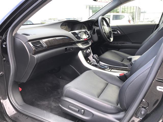 アコードハイブリッド ＬＸ　純正ナビ／フルセグ／ＤＶＤ／ＣＤ／ＢＴ　バックカメラ　ビルトインＥＴＣ　クルコン　黒革シート　パワーシート　Ｄ席メモリーシート　シートヒーター　ＬＥＤライト　フォグ　純正１７ＡＷ　プッシュスタート（23枚目）