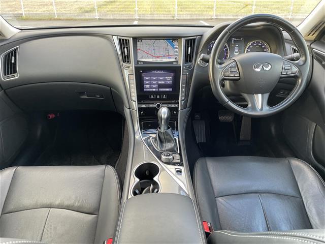 スカイライン 200GT-tタイプP ターボ 純正ナビ/フルセグ/DVD/CD/BT アラウンドビュー ビルトインETC ドライブレコーダー 黒レザーシート パワーシート シートヒーター 衝突軽減ブレーキ レーダークルーズ LEDライト(2枚目)