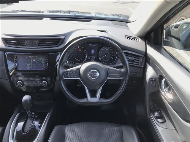 エクストレイル ２０Ｘ　７人乗り３列シート　純正ナビ／フルセグ／ＣＤ／ＤＶＤ／ＢＴ　アラウンドビュー　フリップダウン　ＥＴＣ　　エマージェンシーブレーキ　デジタルミラー　前後ソナー　電動リアゲート　ＬＥＤライト　純正アルミ（17枚目）