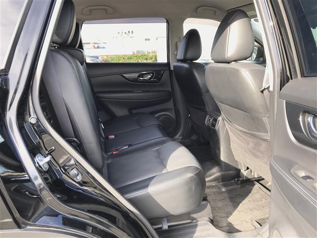 エクストレイル ２０Ｘ　７人乗り３列シート　純正ナビ／フルセグ／ＣＤ／ＤＶＤ／ＢＴ　アラウンドビュー　フリップダウン　ＥＴＣ　　エマージェンシーブレーキ　デジタルミラー　前後ソナー　電動リアゲート　ＬＥＤライト　純正アルミ（21枚目）