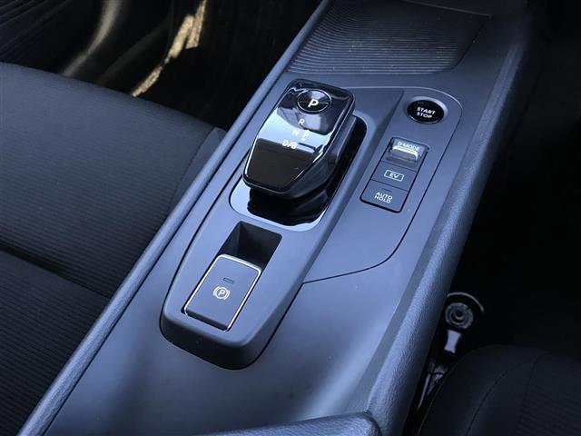 ノート Ｓ　ＦＯＵＲ　４ＷＤ　純正ナビ／フルセグ／ＤＶＤ／ＣＤ／ＢＴ／ＵＳＢ　全方位カメラ　ＥＴＣ　ドラレコ　シートヒーター　エマージェンシーブレーキ　レーンキープアシスト　ＬＥＤヘットライト　Ｐスタート　フロアマット（9枚目）