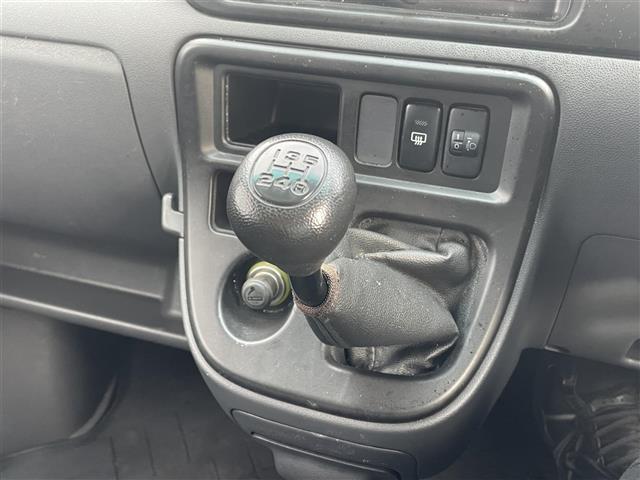 ハイゼットカーゴ クルーズ　４ＷＤ　５速ミッション　ハイルーフ　純正ＣＤオーディオ　電動格納ミラー　両側スライドドア　４ＷＤ切替スイッチ　ゴムマット　ドアバイザー　エアコン　パワーウィンドウ　スタットレスセット（4枚目）