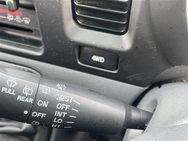 ハイゼットカーゴ クルーズ　４ＷＤ　５速ミッション　ハイルーフ　純正ＣＤオーディオ　電動格納ミラー　両側スライドドア　４ＷＤ切替スイッチ　ゴムマット　ドアバイザー　エアコン　パワーウィンドウ　スタットレスセット（6枚目）