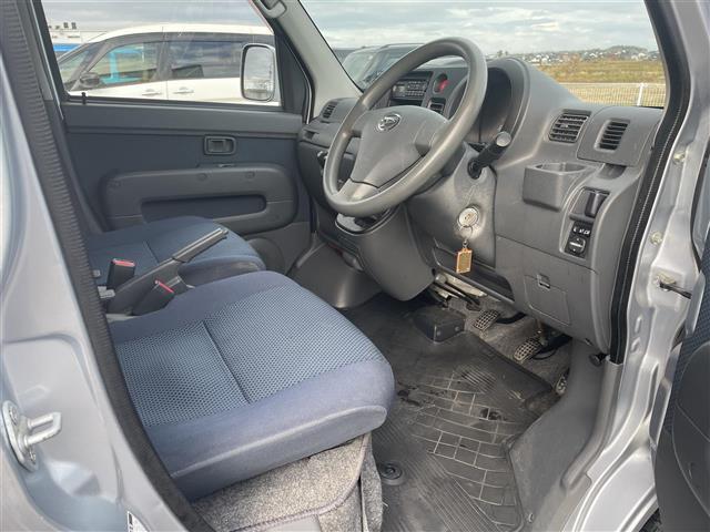 ハイゼットカーゴ クルーズ　４ＷＤ　５速ミッション　ハイルーフ　純正ＣＤオーディオ　電動格納ミラー　両側スライドドア　４ＷＤ切替スイッチ　ゴムマット　ドアバイザー　エアコン　パワーウィンドウ　スタットレスセット（11枚目）