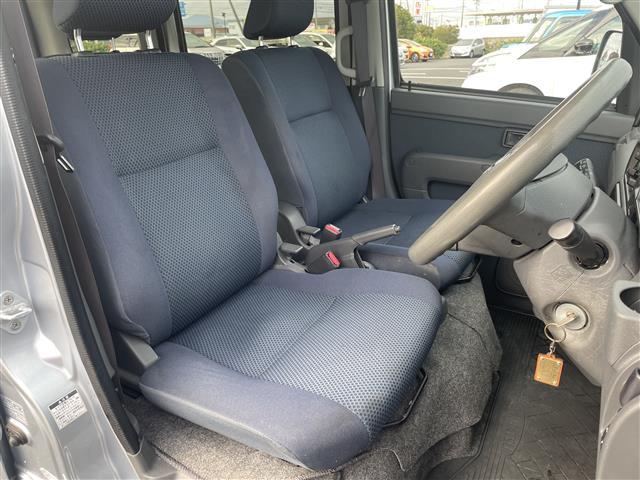 ハイゼットカーゴ クルーズ　４ＷＤ　５速ミッション　ハイルーフ　純正ＣＤオーディオ　電動格納ミラー　両側スライドドア　４ＷＤ切替スイッチ　ゴムマット　ドアバイザー　エアコン　パワーウィンドウ　スタットレスセット（13枚目）