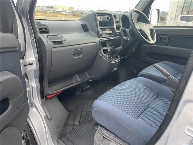 ハイゼットカーゴ クルーズ　４ＷＤ　５速ミッション　ハイルーフ　純正ＣＤオーディオ　電動格納ミラー　両側スライドドア　４ＷＤ切替スイッチ　ゴムマット　ドアバイザー　エアコン　パワーウィンドウ　スタットレスセット（16枚目）