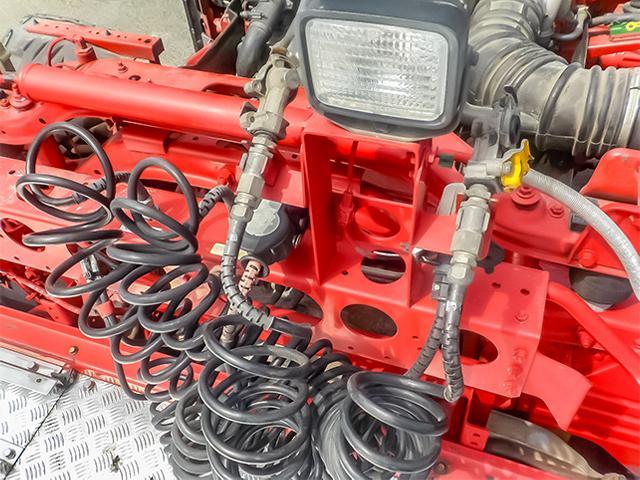 クオン 　トレーラーヘッド　ハイルーフ　ＣＵＳＴＯＭ　後輪エアサス　４２０馬力　アルミホイール　エスコット　第５輪荷重１１５００ｋｇ　１０トン　１０ｔ　対応免許／大型免許（11枚目）