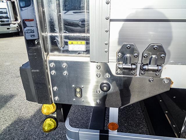 スーパーグレート 　日本トレクス製アルミウイング　積載１３３００ｋｇ　ラッシング３段　ハイルーフ　総輪エアサス　シフトパイロット　荷台寸法（長９６１×幅２４０×高２５２）　１０トン　１０ｔ　対応免許／大型免許（12枚目）