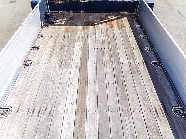 エルフトラック 　タダノ製４段クレーン　ラジコン　最大積載３０００ｋｇ　ワイドボディ　荷台寸法（長３７３×幅２０９×高４０）　２トン　２ｔ　対応免許／準中型免許（9枚目）