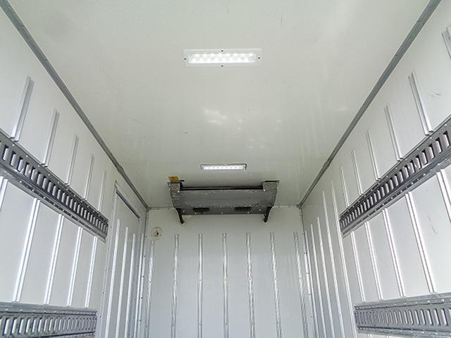エルフトラック 　東プレ製冷蔵冷凍車　左サイドスライド扉　－３０度設定　最大積載２，０００ｋｇ　荷台寸法（長３０５×幅１６８×高１７３）　２トン　２ｔ　対応免許／５ｔ限定準中型免許（9枚目）