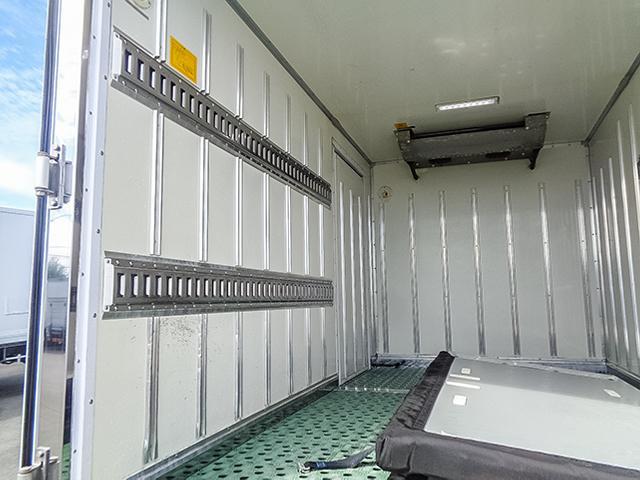 エルフトラック 　東プレ製冷蔵冷凍車　左サイドスライド扉　－３０度設定　最大積載２，０００ｋｇ　荷台寸法（長３０５×幅１６８×高１７３）　２トン　２ｔ　対応免許／５ｔ限定準中型免許（10枚目）