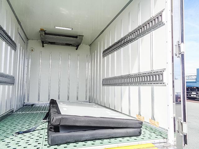 エルフトラック 　東プレ製冷蔵冷凍車　左サイドスライド扉　－３０度設定　最大積載２，０００ｋｇ　荷台寸法（長３０５×幅１６８×高１７３）　２トン　２ｔ　対応免許／５ｔ限定準中型免許（11枚目）